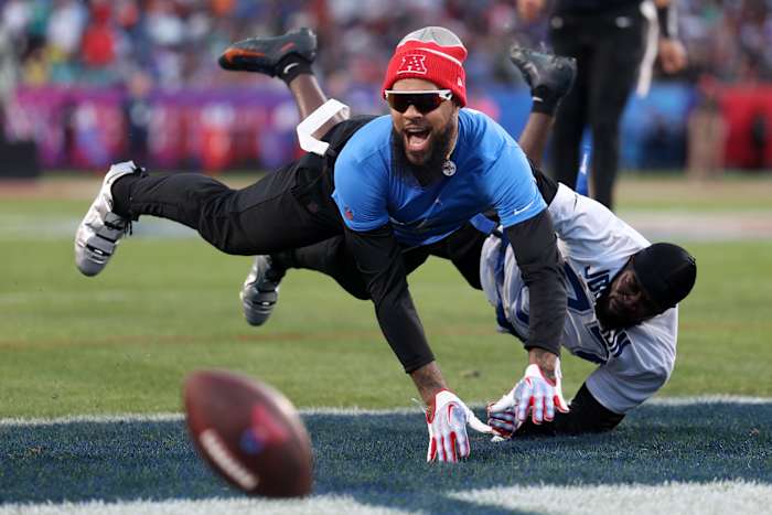 AFC wide receiver Keenan Allen attempts to make a catch during the 2024 Pro Bowl.